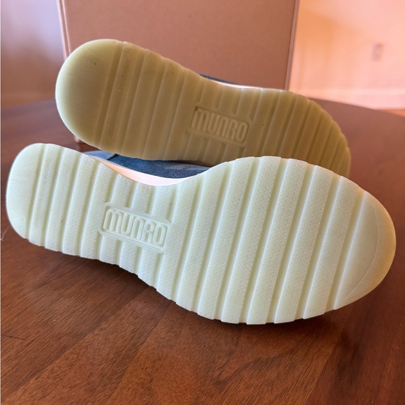 Munro Woman’s Blue Suede Lace Up Sneakers size 9W Flaw on Heel - Picture 6 of 10